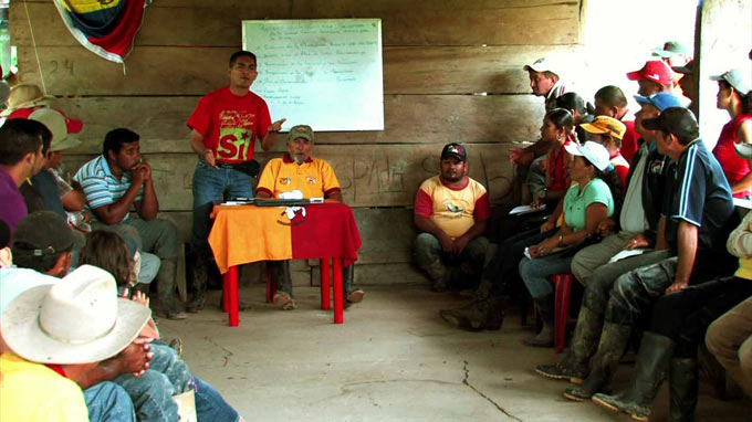 A neighborhood assembly in a Venezuelan communal city under construction, named "José Antonio de Sucre." Film still from Comuna under construction (2010), Dario Azzellini and Oliver Ressler.